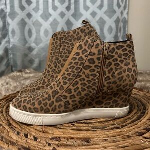 Women’s Size 9.5 Leopard Print Shoes Wedge Boots Zip Sneaker Booties Athlefit